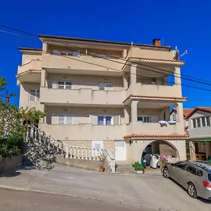 Apartments Marija Mundanije